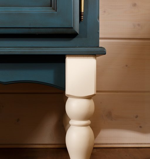 Сервант трехдверный Валенсия 2-51 на высоких ножках