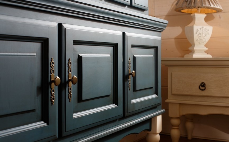 Сервант трехдверный Валенсия 2-51 на высоких ножках