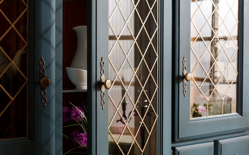 Сервант трехдверный Валенсия 2-51 на высоких ножках