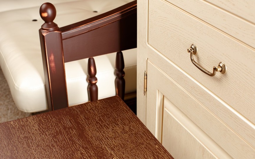 Сервант двухдверный Бьёрт на круглых ножках 1-19