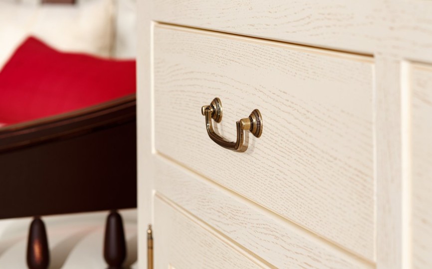 Сервант двухдверный Бьёрт на круглых ножках 1-19