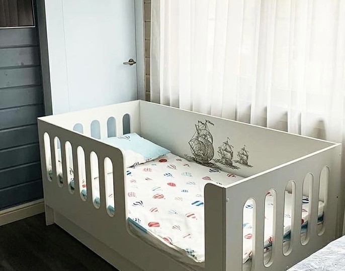 Низкая кровать с высокими бортиками Сказка (спальное место 180х80) ДС-10/1