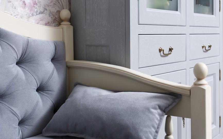 Сервант двухдверный высокий Бьёрт на круглых ножках 1-22