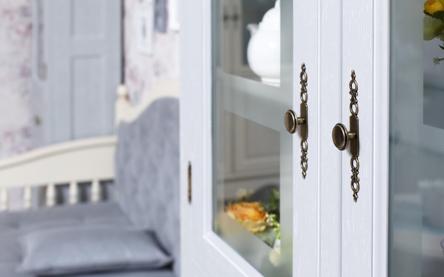 Сервант двухдверный высокий Бьёрт на круглых ножках 1-22