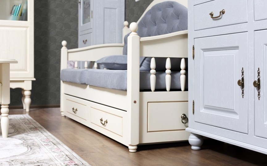 Сервант двухдверный высокий Бьёрт на круглых ножках 1-22