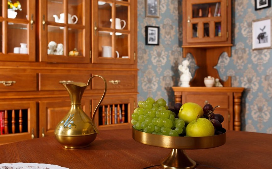 Сервант трехдверный высокий Бьёрт на круглых ножках 1-23