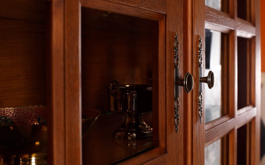 Сервант трехдверный высокий Бьёрт на круглых ножках 1-23