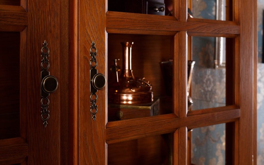 Сервант трехдверный высокий Бьёрт на круглых ножках 1-23