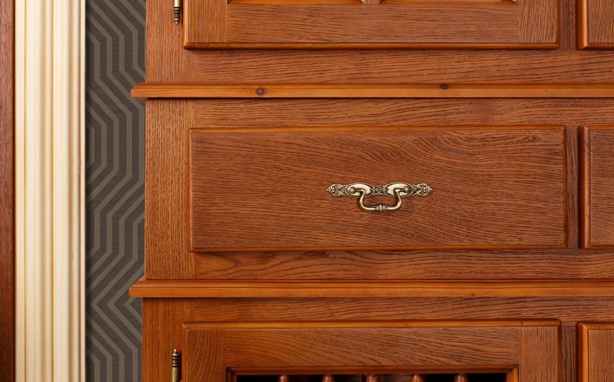 Сервант трехдверный высокий Бьёрт на круглых ножках 1-23