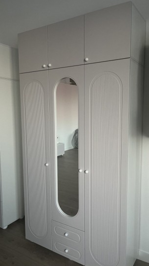 Шкаф трехдверный Милана с зеркалом Шкаф трехдверный Милана с зеркалом