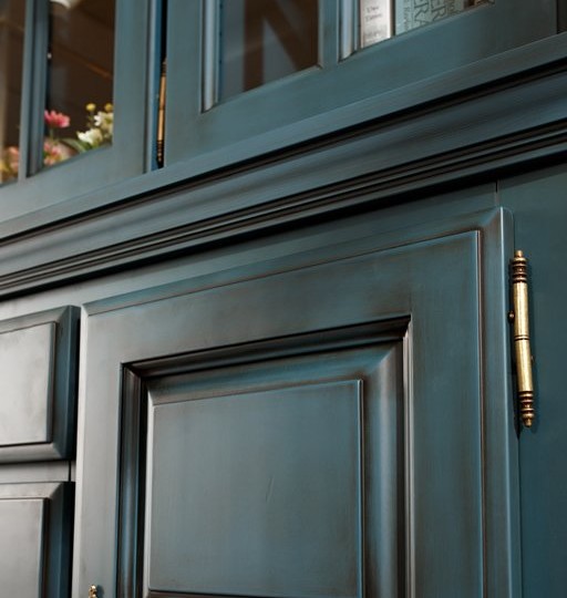 Сервант трехдверный Валенсия 2-64 на круглых ножках