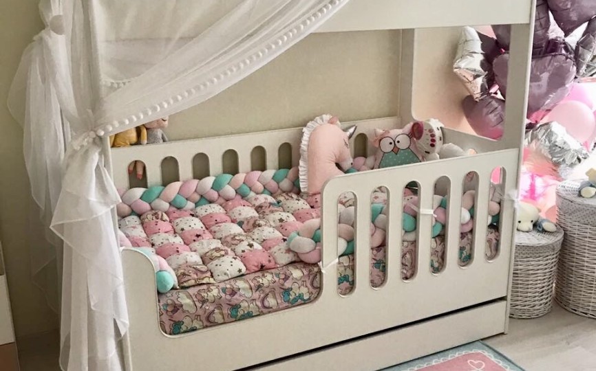 Кроватка-домик из ЛДСП с ящиком, белая Кроватка-домик из ЛДСП с ящиком, белая