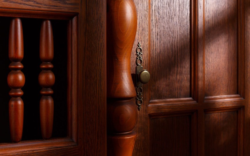 Сервант четырехдверный Валенсия 2-73 на круглых ножках