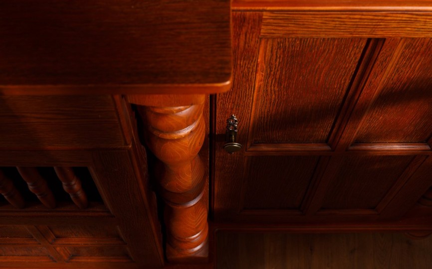 Сервант четырехдверный Валенсия 2-73 на круглых ножках