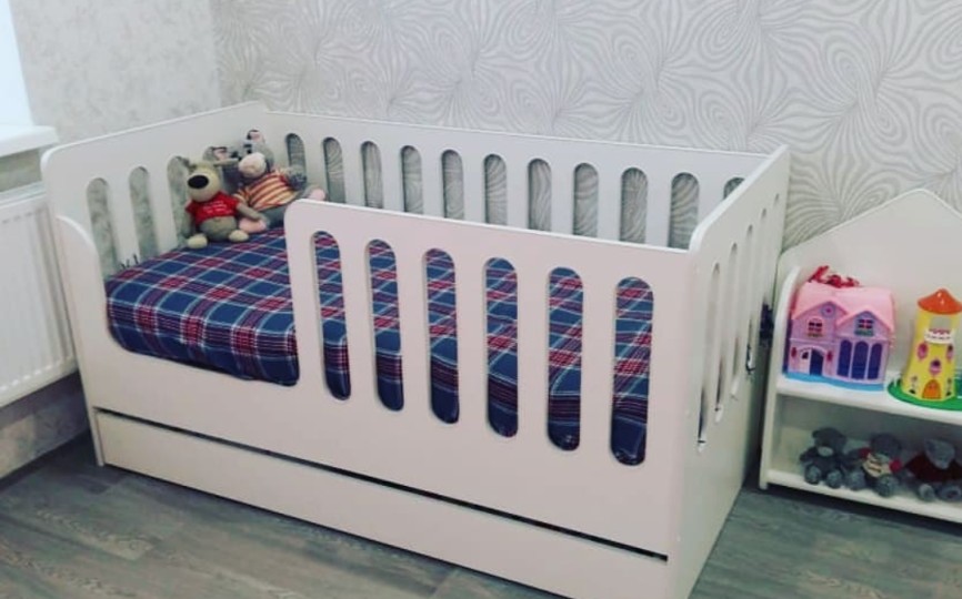 Кроватка из ЛДСП, с ящиком, укороченная (вертикаль) Кроватка из ЛДСП, с ящиком, укороченная (вертикаль)