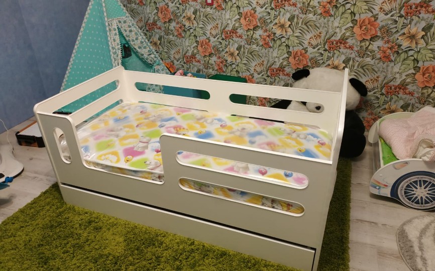 Кроватка-домик без крыши с ящиком из ЛДСП, манеж