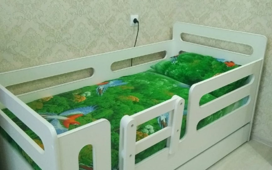 Кроватка-домик без крыши с ящиком из ЛДСП, манеж