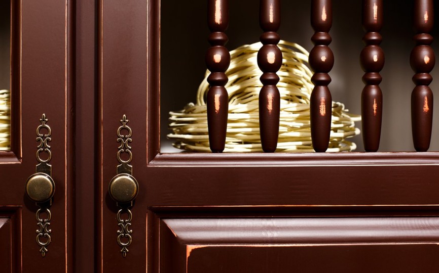 Сервант двухдверный высокий Бьёрт на круглых ножках 1-43