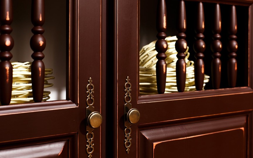 Сервант двухдверный высокий Бьёрт на круглых ножках 1-43