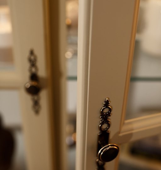 Сервант - витрина двухдверный Бьёрт на круглых ножках 1-50