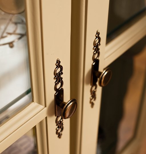 Сервант - витрина двухдверный Бьёрт на круглых ножках 1-50