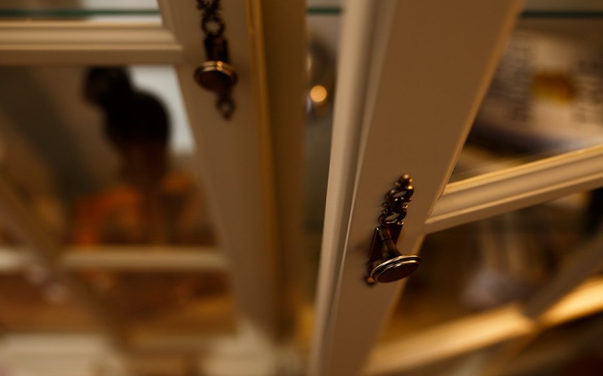 Сервант - витрина двухдверный Бьёрт на круглых ножках 1-50