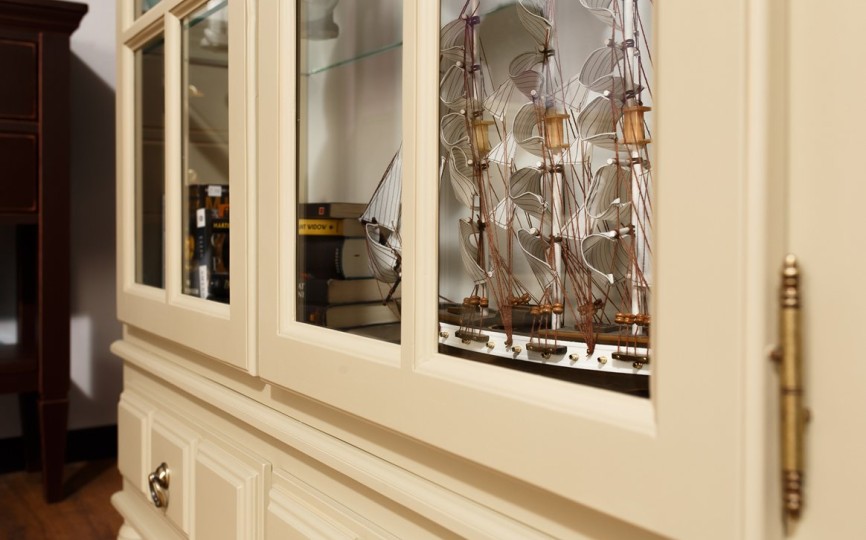 Сервант - витрина двухдверный Бьёрт на круглых ножках 1-50