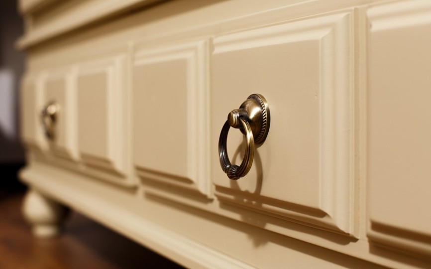 Сервант - витрина двухдверный Бьёрт на круглых ножках 1-50