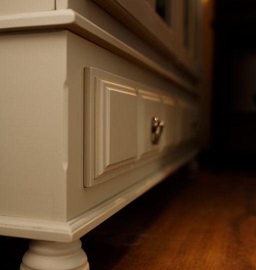 Сервант - витрина двухдверный Бьёрт на круглых ножках 1-50