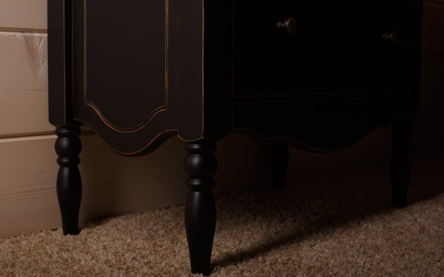 Тумба Бьёрт три ящика на высоких ножках 1-54