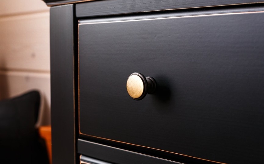 Тумба Бьёрт три ящика на высоких ножках 1-54