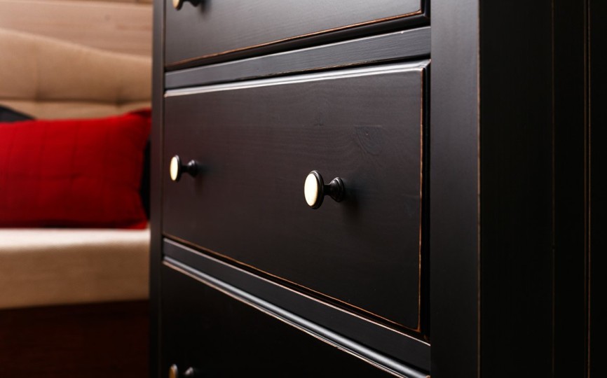 Тумба Бьёрт три ящика на высоких ножках 1-54