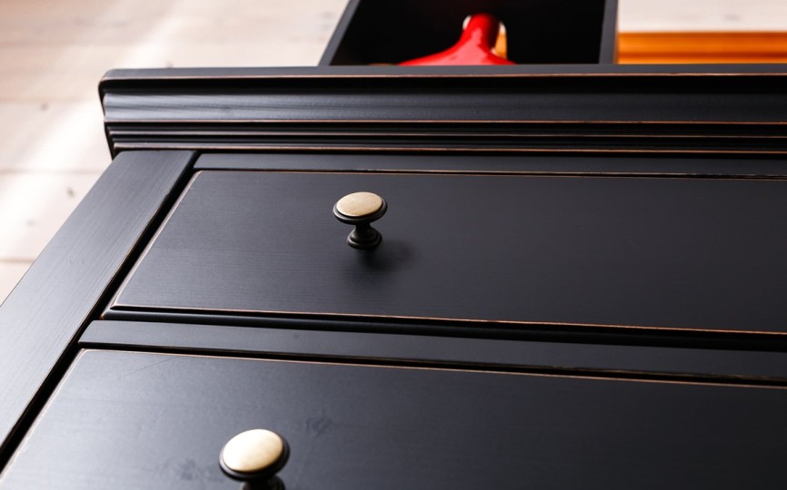 Тумба Бьёрт три ящика на высоких ножках 1-54