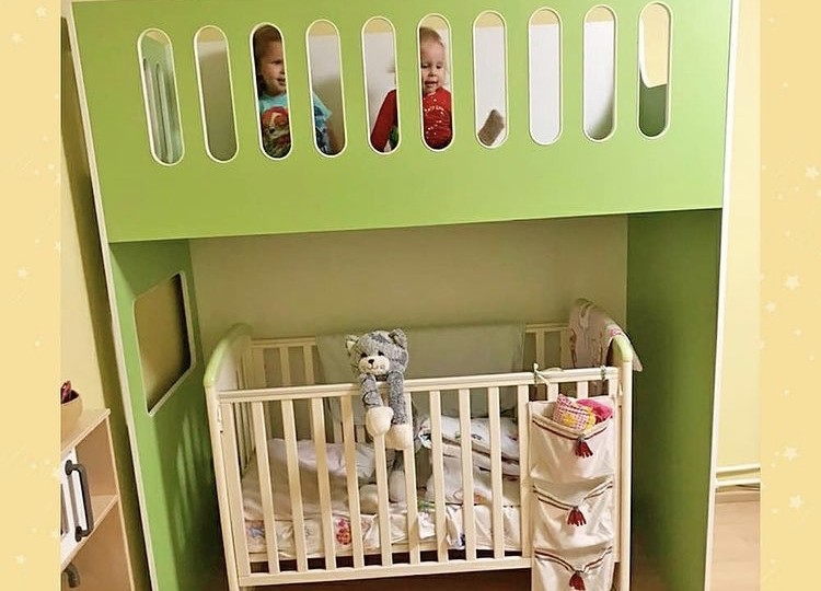 Кровать чердак с нишей и высоким бортиком ДС-27