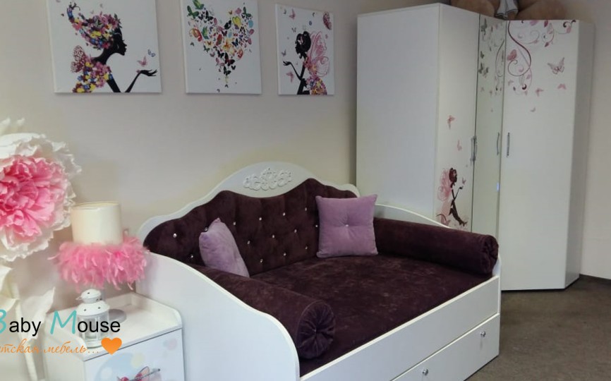 Диван-кровать "Princess" со стразами Swarovski для девочки с мягким изголовьем. Диван-кровать "Princess" со стразами Swarovski для девочки с мягким изголовьем.