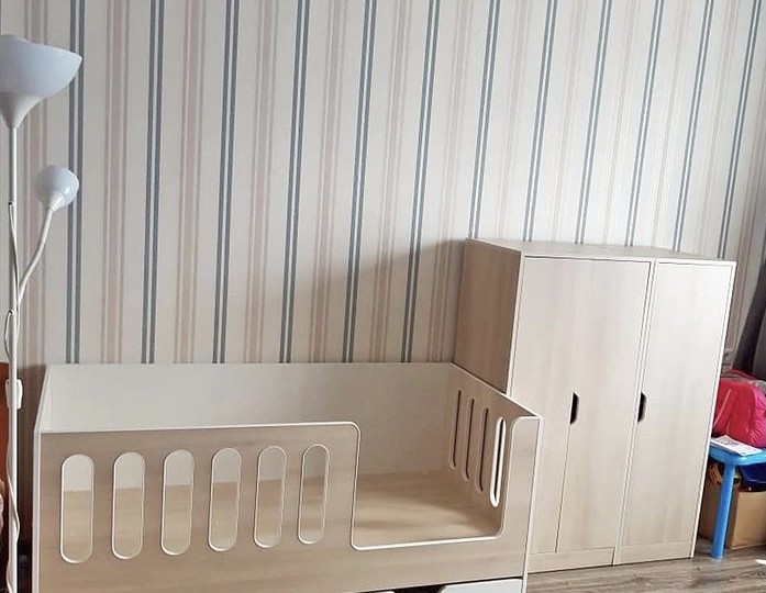 Низкая кровать с высоким бортиком Сказка (цветная) ДС-10/2