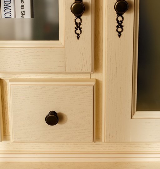 Сервант Валенсия трехдверный 2-4 на круглых ножках