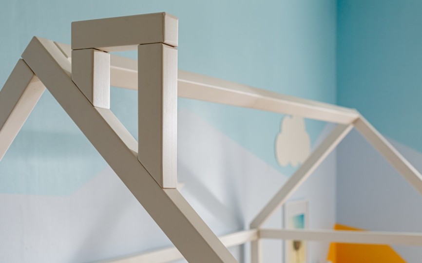 Кровать тахта с продольной крышей Тимберика Кидс N5