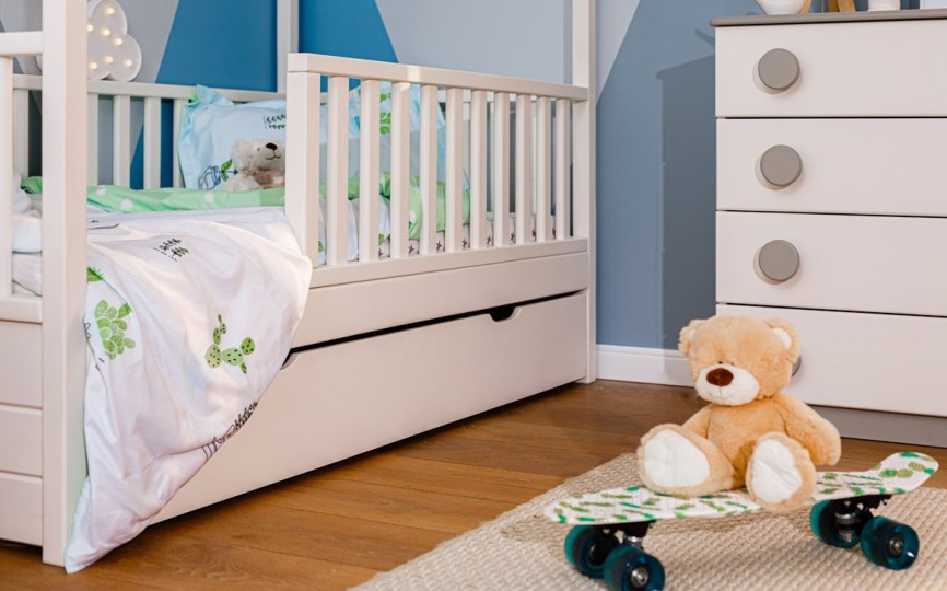 Кровать тахта с бортиками с поперечной крышей Тимберика Кидс N10