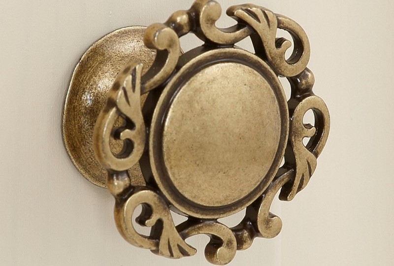 Шкаф трехдверный со стеклянными дверями и зеркалом "Лебо" Шкаф трехдверный со стеклянными дверями и зеркалом "Лебо"