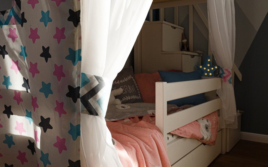 Кровать двухъярусная с продольной крышей, с лестницей-комодом Тимберика Кидс N18