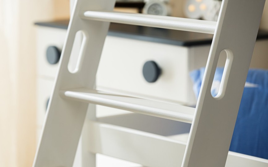 Кровать двухъярусная с надстройкой домиком, с наклонной лестницей Тимберика Кидс N20