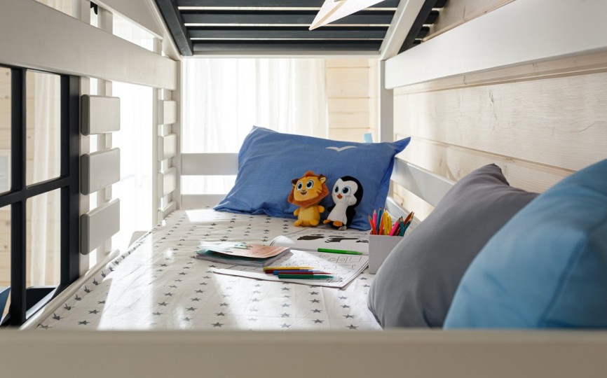 Кровать двухъярусная с надстройкой домиком, с наклонной лестницей Тимберика Кидс N20