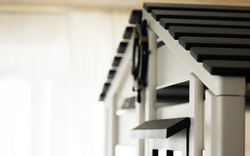 Кровать двухъярусная с надстройкой домиком, с наклонной лестницей Тимберика Кидс N20