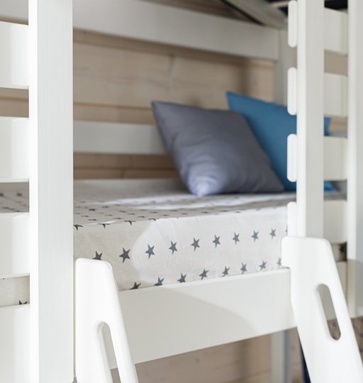 Кровать двухъярусная с надстройкой домиком, с наклонной лестницей Тимберика Кидс N20