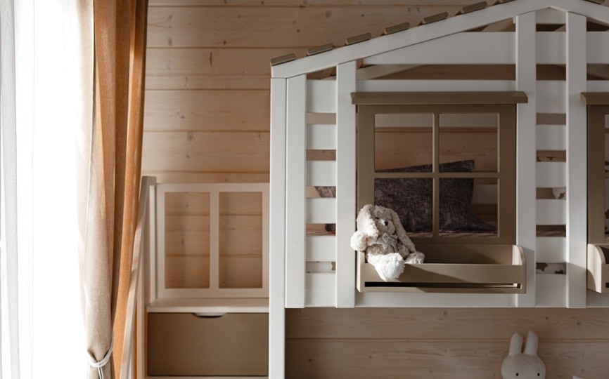 Кровать двухъярусная с надстройкой домиком, с лестницей-комодом Тимберика Кидс N21