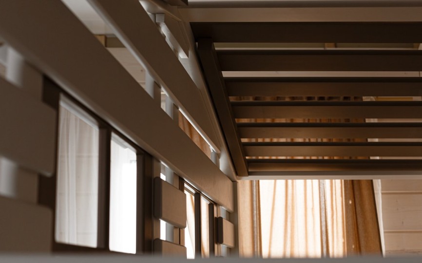 Кровать двухъярусная с надстройкой домиком, с лестницей-комодом Тимберика Кидс N21