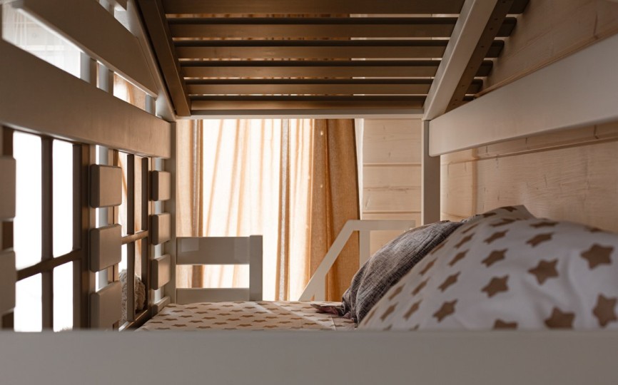 Кровать двухъярусная с надстройкой домиком, с лестницей-комодом Тимберика Кидс N21