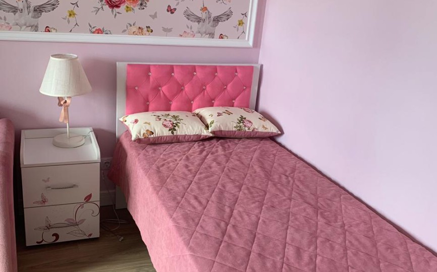 Кровать классик "Фея" с белым или розовым изголовьем и стразами Swarovski