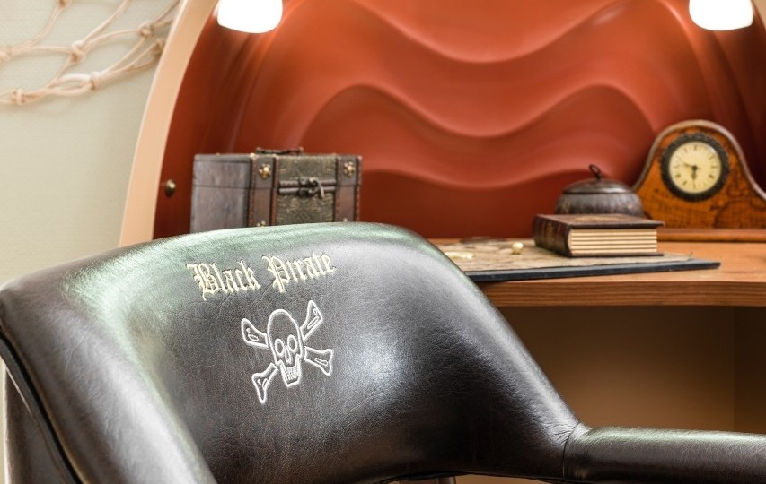 AKS-8461 BLACK PIRATE Стул капитана